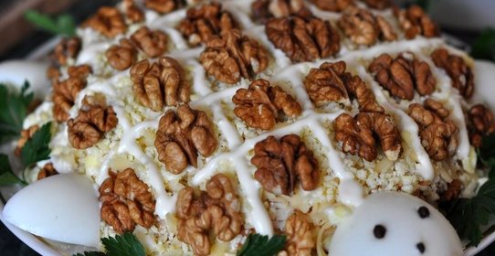 Куриный салат с грецкими орехами