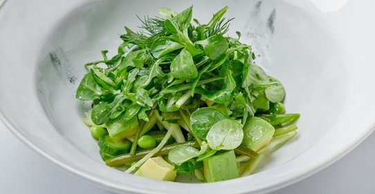 Зеленые листья салата с авокадо и спаржей