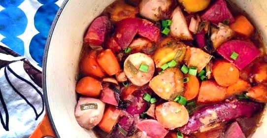 Тушеные овощи с красным вином и мускатным орехом