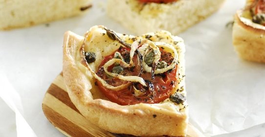 Ладения - пирог с луком и помидорами