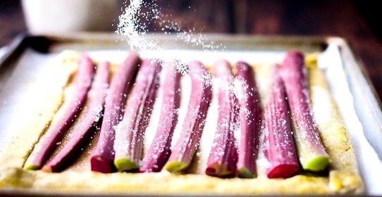 Деревенский миндальный пирог с ревенем