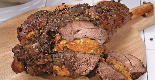 Баранина с курагой и фруктовым салатом