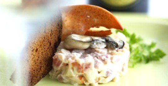 Салат из огурцов и креветок с сыром