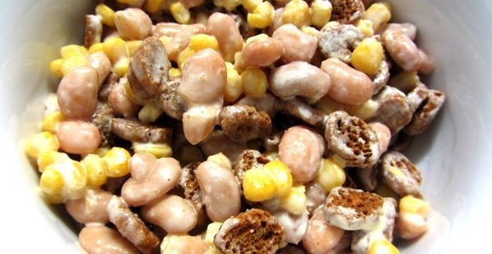 Салат с фасолью, кукурузой и чесноком