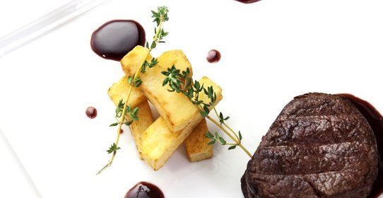 Филе миньон с соусом борделез и картофелем конфи