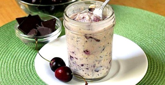 Овсянка в банке с вишней и шоколадной крошкой