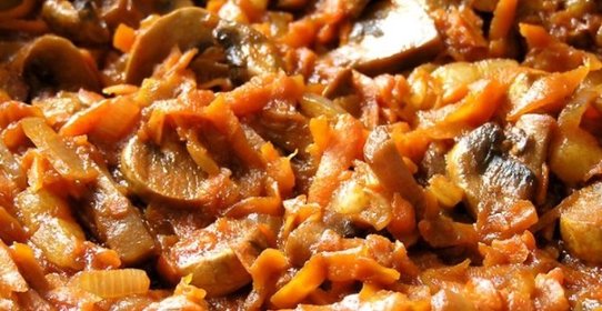 Жаркое из соевого мяса с грибами