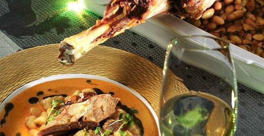 Баранина с розмарином, чесноком, печеной фасолью и перечным соусом