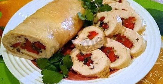 Куриный рулет с сыром и сладким перцем