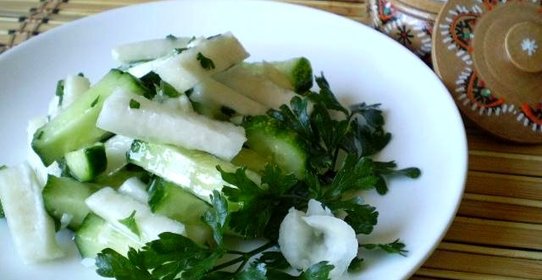 Салат огуречный с кольраби