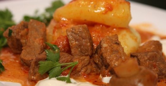 Тушеная свинина с овощами на сковороде