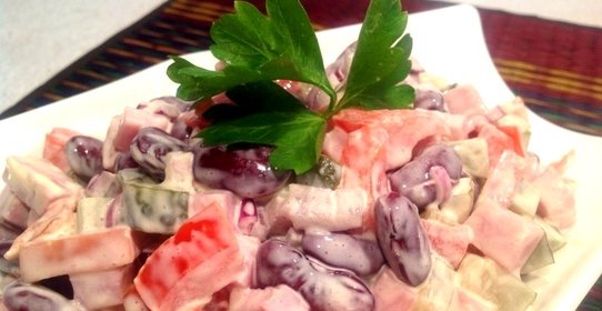 Салат с ветчиной и помидорами