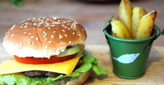 Домашние чизбургеры с солеными огурцами