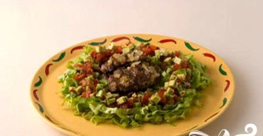 Баранина с салатом из авокадо