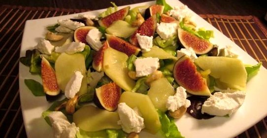 Салат с инжиром и козьим сыром