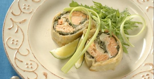 Рулет из лосося и шпината