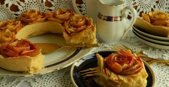 Пирог-кольцо с яблочными розами