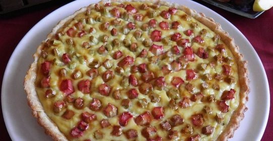 Открытый пирог с ревенем