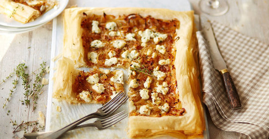 Открытый пирог с бататом, луком и козьим сыром