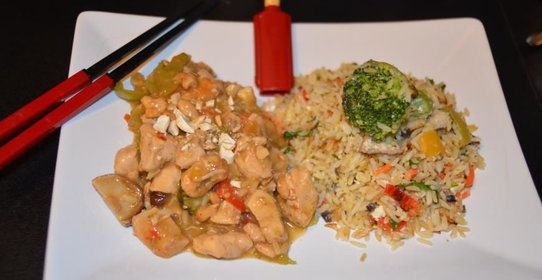 Жареный рис с яйцом и овощами по-китайски