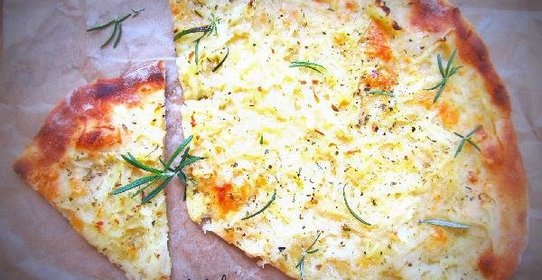 Пицца с картофелем и пряными травками