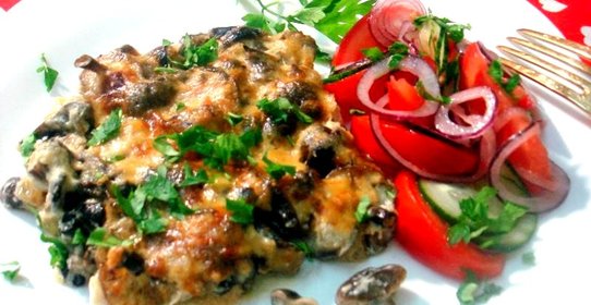 Отбивные под грибным соусом