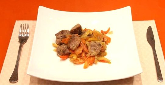 Свинина с овощами на сковороде