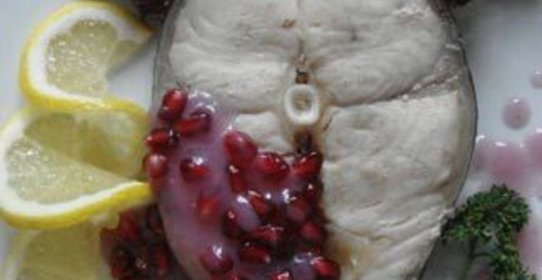 Сом в гранатовом соусе