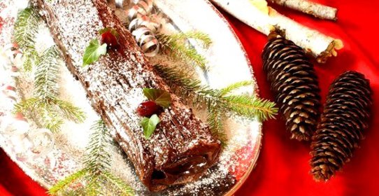 Шоколадное полено с кремом из каштанов и ягодами