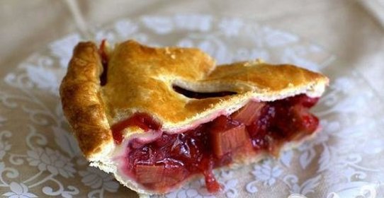 Пирог с клубникой и ревенем