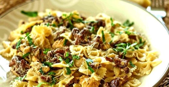 Паста с грибами и курицей в сливочном соусе