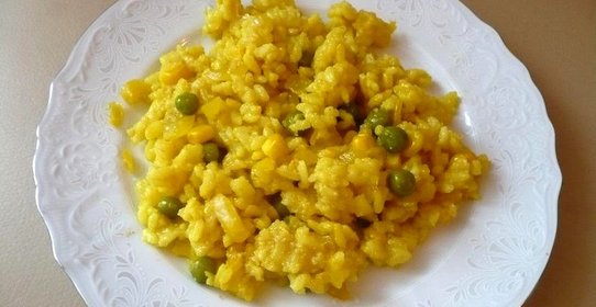 Рис с зеленым горошком и кукурузой