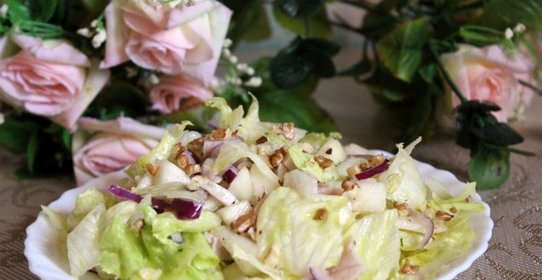 Салат с грушей и ветчиной из индейки