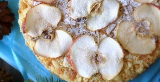 Слоеный торт с яблоками и ванильным кремом