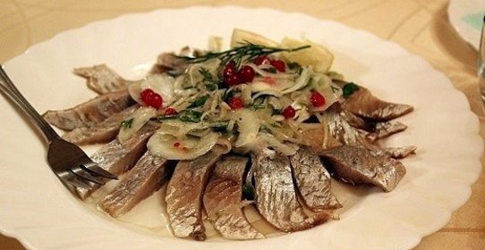 Селедочка с маринованным луком и красной смородиной