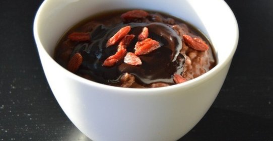 Шоколадная геркулесовая каша с ягодами годжи