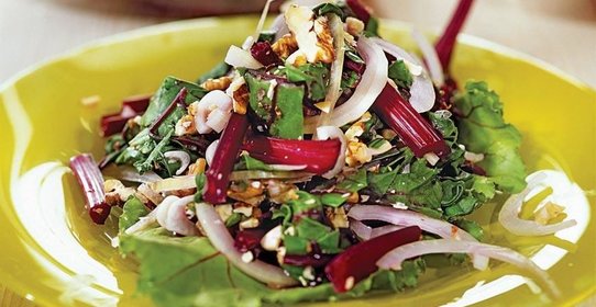 Салат из свекольной ботвы с орехами