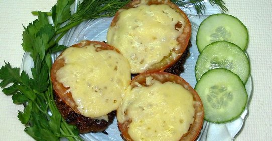Рубленый шницель с помидором и сыром