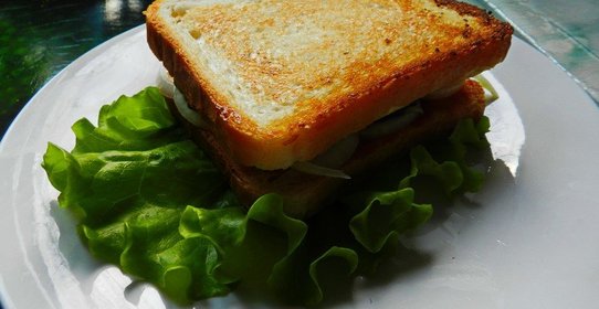 Сендвич с колбасой и сыром