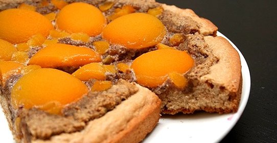 Пирог с грецкими орехами и абрикосами