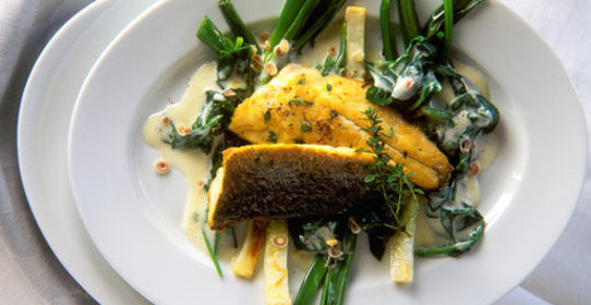 Запеченное филе сибаса с картофелем фри