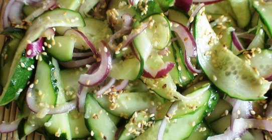 Огуречный салат с имбирно-чесночной заправкой