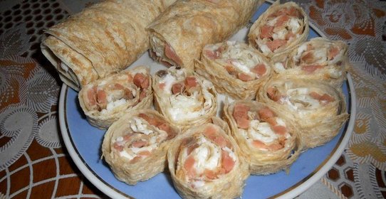Рулет из лаваша с горбушей и сыром