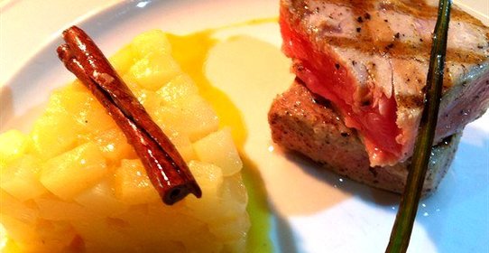 Филе тунца с гарниром из сладкой груши