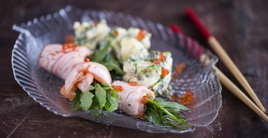 Картофельный салат с обожженным сашими из лосося