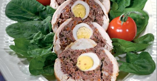 Мясной рулет с перепелиными яйцами