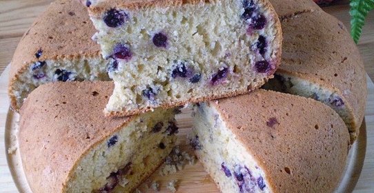 Бисквитный пирог с ягодами