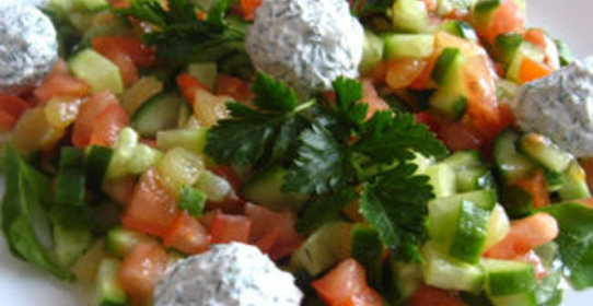 Салат с шариками из феты, укропа и маслин