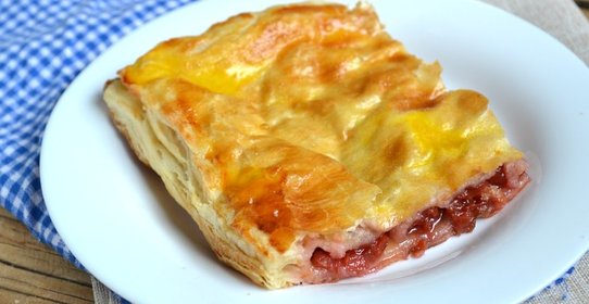 Вишневый пирог из слоеного теста