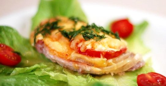 Мясо по‑французски с картофелем и помидорами